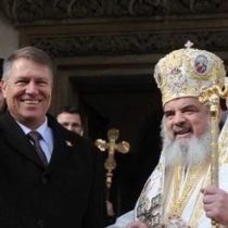Patriarhul Daniel încercând să afle dacă în România sfârșitul definitiv al unui Paște este litera ”e” sau vreo Ordonanță a lu Iohannis