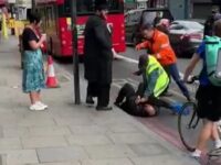 Atacatorul rabinului din Londra este imobilizat de trecători sursa The Sun