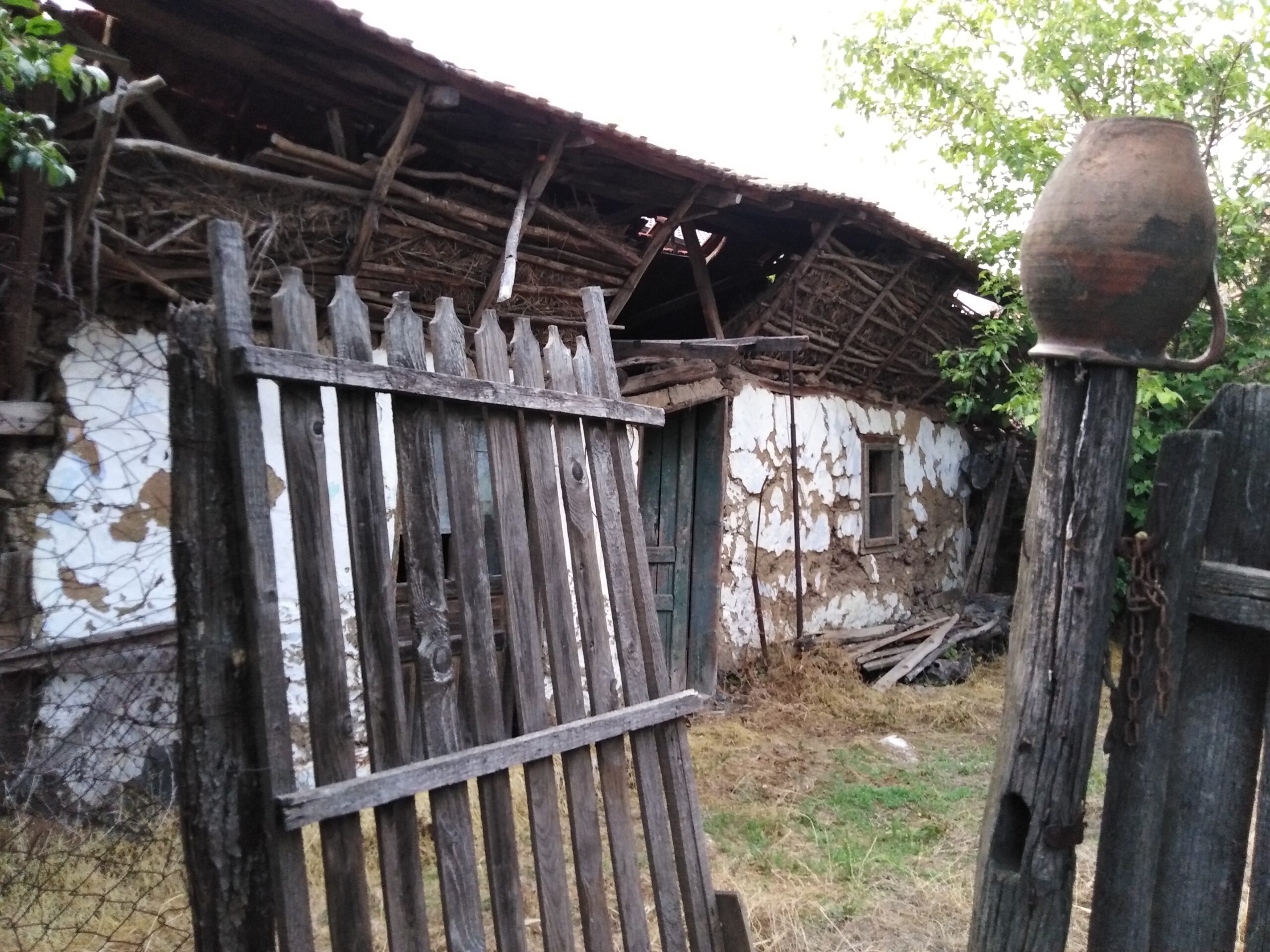 Satul românesc tradițional moare încet, încet odată cu oamenii.
