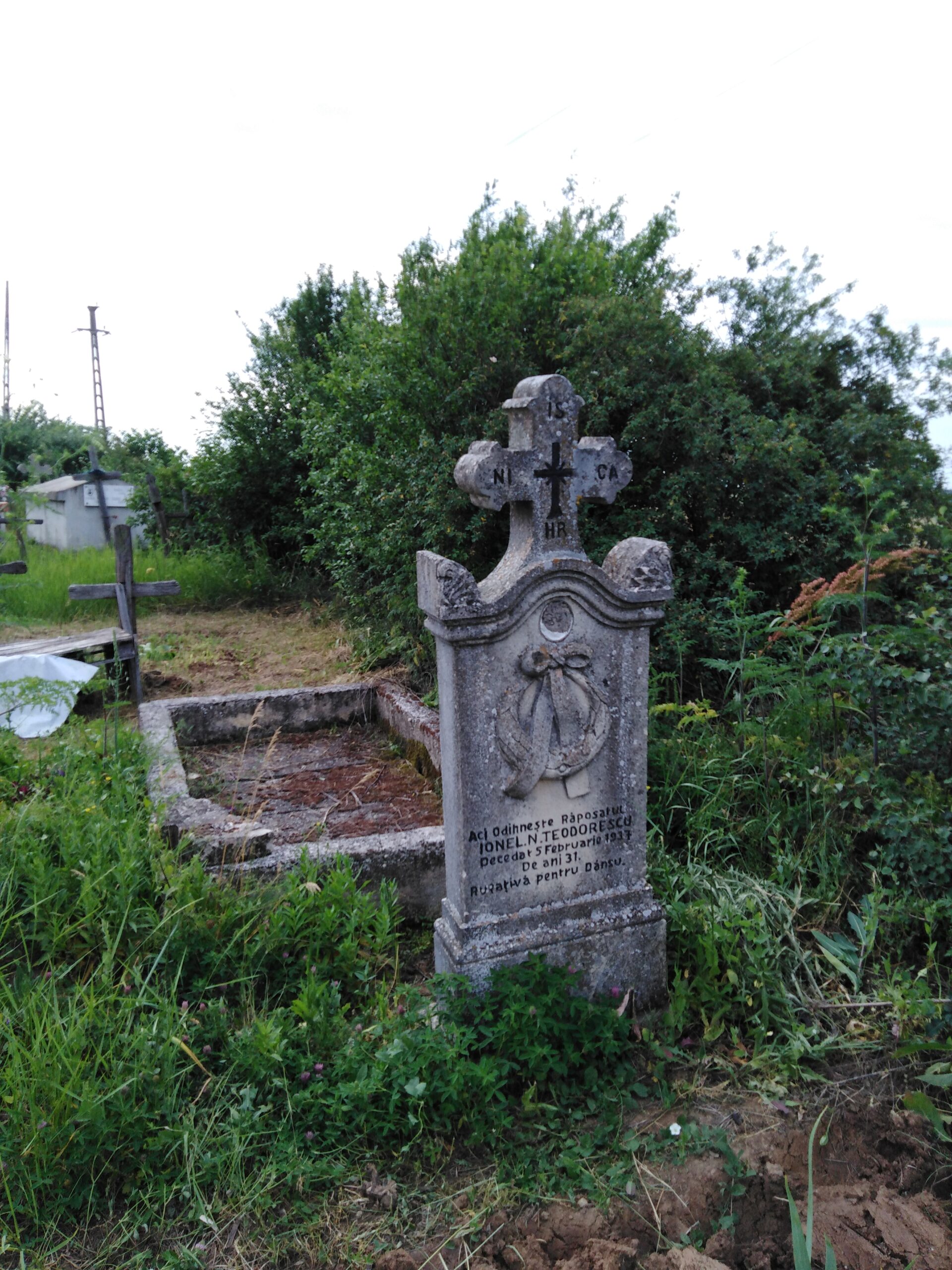 Uitat în cimitirul de la vale, mormântul învățătorului lui Marin Preda
