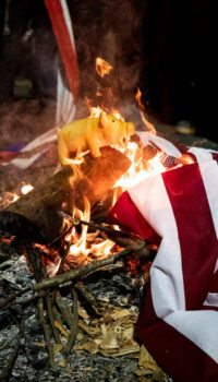 Biblii și steaguri arse în piața publică de tinerii ”protestatari”