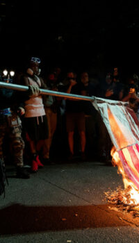 New Fashion Duci steaguri și Biblii la proteste să ai ce arde