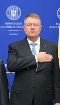 În această imagine nu este clar unde își ține ministrul Aurescu mâna dreaptă Cea stângă e lângă buzunarul lui Klaus Iohannis