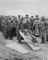 ceremonie ortodoxa de inmormantare pe linia frontului
