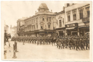 București 1916_ in imagine Casa Capsa cu nume slav