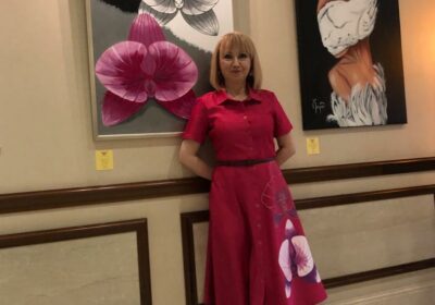 r-1- Roxana Boca la vernisaj, cu o rochie personalizată cu motivul orhideelor din tablou