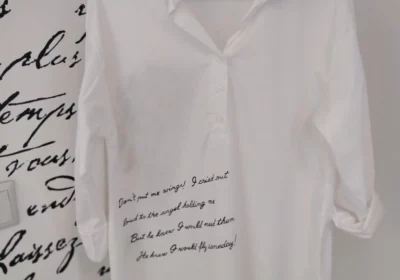 r-10-Câteva versuri din poezia „Aripile” de Virgil Carianopol se regăsesc pictate pe cămașă