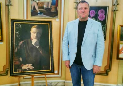 g 2 Pictorul Tudor Gafton lângă autoportretul său